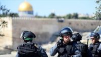 الشرطة الإسرائيلية تغلق الطرق أمام المصلين وسط القدس الشرطة الإسرائيلية تغلق الطرق أمام المصلين وسط القدس